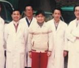 1987年，医务人员与首例肾移植患者术后合影