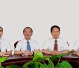 赖永洪 党委书记(左三)、陈德 院长(右三)、陈耀勇 副院长(右二)、肖国宏 副院长(右一)、程东海 副书记(左二)、徐学虎(左一)