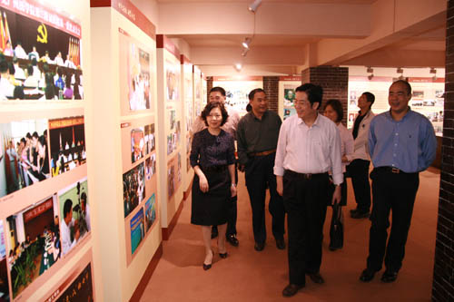市卫生局纪委领导一行在医院领导的陪同下,参观院史展览厅