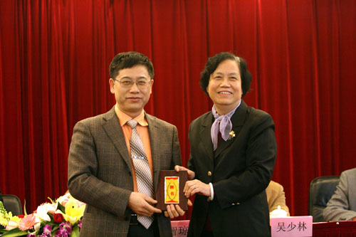 广东省医师协会会长王智琼为我院产科主任陈敦金颁发聘书