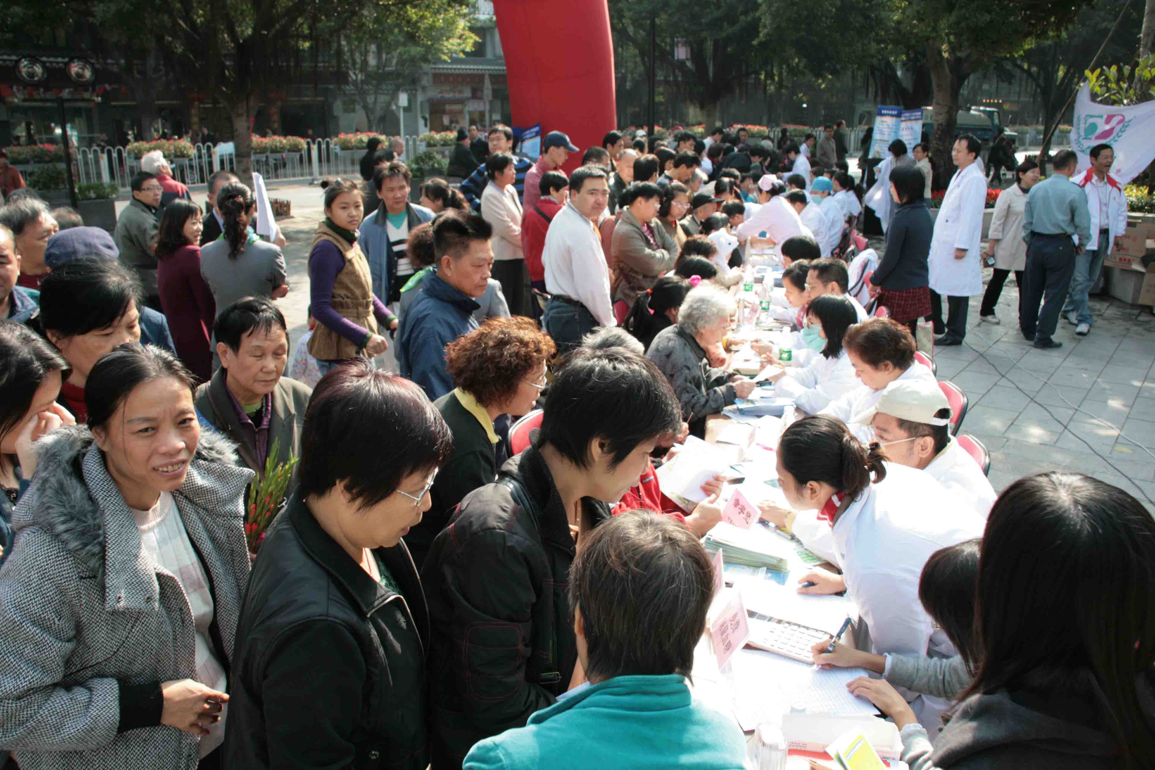 图为在仁威庙义诊活动现场