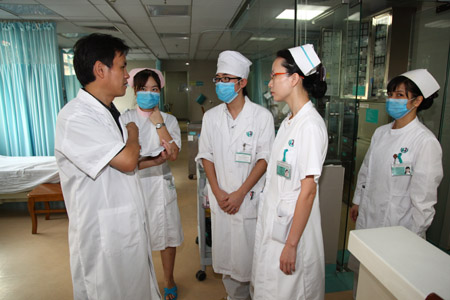 查房人员与医务人员交谈