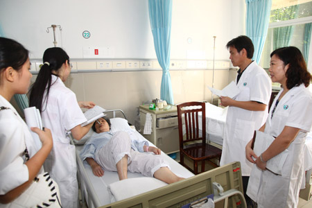 查房人员与患者进行沟通