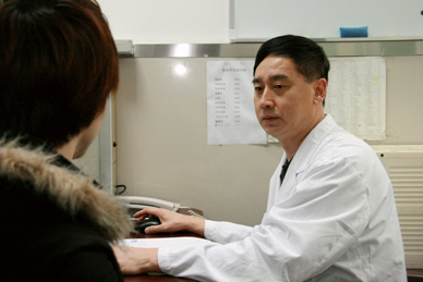 胡汉生副主任为病人诊病