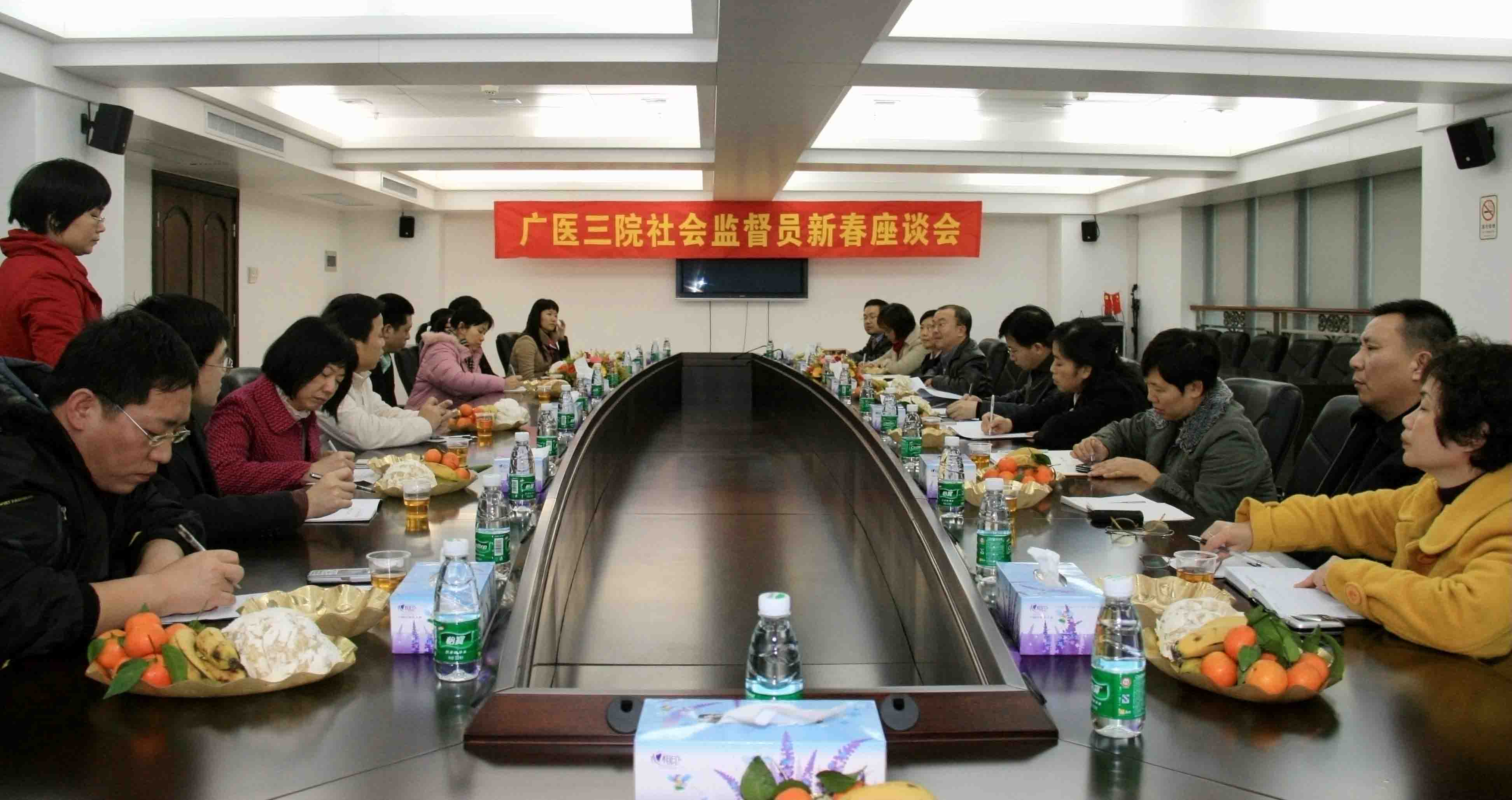 图为我院各级领导与特邀社会监督员举行座谈会议.jpg