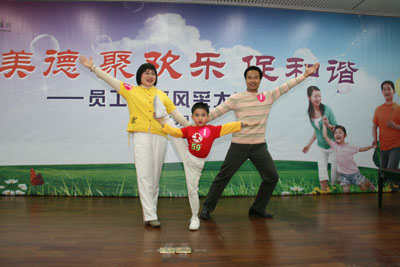 一家三口“比武功”.jpg