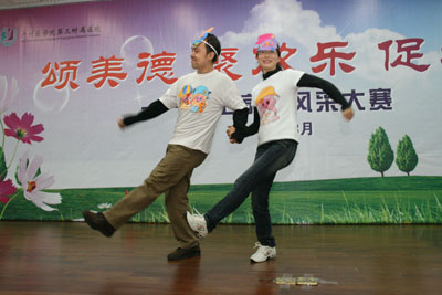 夫妻同跳欢快麦兜舞.jpg