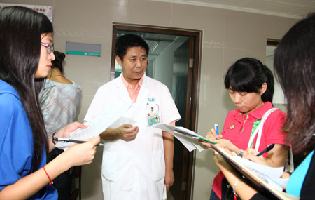 我院眼科专家李东豪接受记者采访.jpg