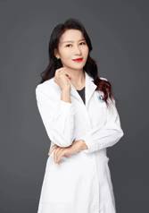 穿着白色衣服的女人 描述已自动生成