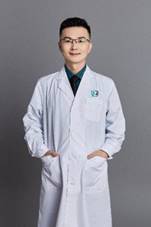 穿着白色衬衫的男人 描述已自动生成
