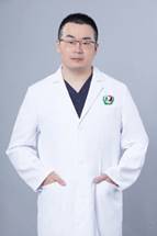 穿着白色衣服的男人 描述已自动生成