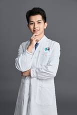 穿着白色衣服的男人 描述已自动生成